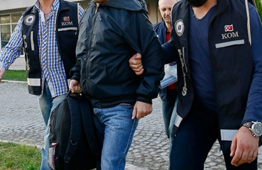 İzmir merkezli FETÖ operasyonunda 35 şüpheli yakalandı