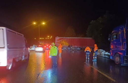 Samsun'da tır bariyerlere çarptı: Samsun-Ankara kara yolunda trafik aksadı