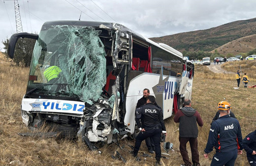 Sivas’ta yolcu otobüsü ile tır çarpıştı