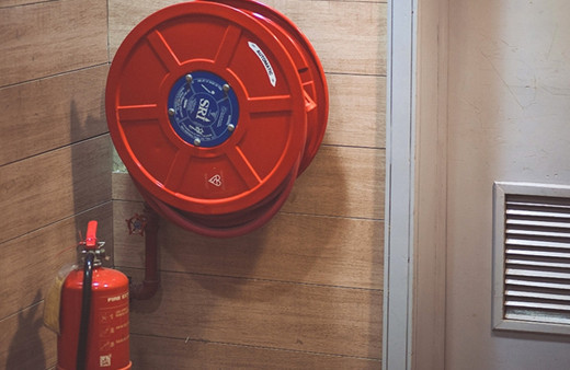 Yanlışlıkla çalınan alarm 14 öğrenciyi hastanelik etti