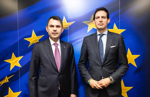 Bakan Kurum Brüksel’de AB iklim eylem komiseri Hoekstra ile görüştü