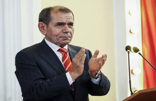 Dursun Özbek, futbolculara soyunma odasında müjdeli haberi verdi