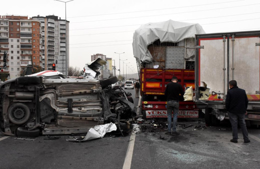 Kayseri'de zincirleme trafik kazası: 3 kişi yaralandı
