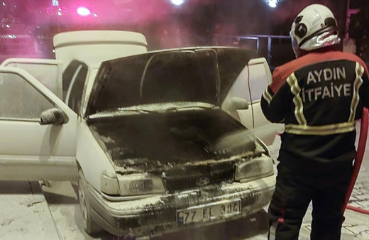 Aydın'da seyir halindeyken yanan otomobil kullanılamaz hale geldi