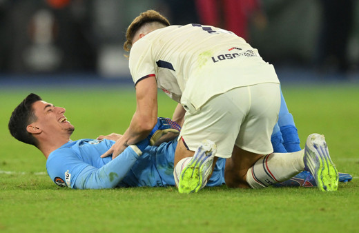 Milli kaleci Berke Özer Roma-Lille maçında kahraman oldu üst üste 3 penaltı