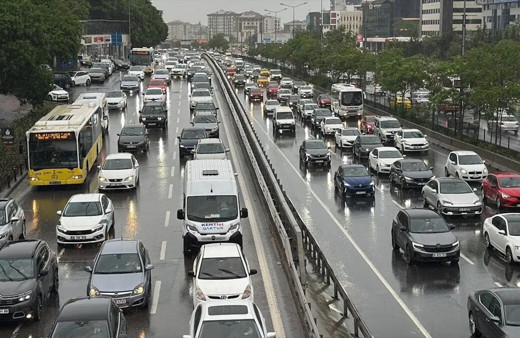 İstanbul'da etkili sağanak trafiği felç etti! Yoğunluk yüzde 72'ye ulaştı