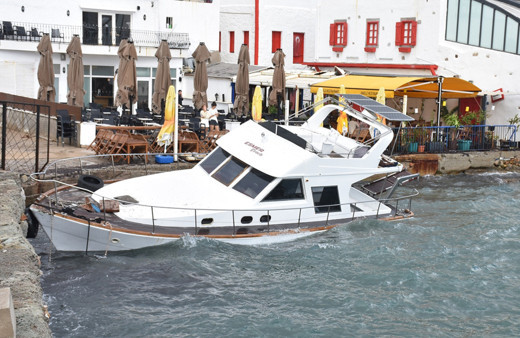 Muğla'da ev ve iş yerlerini su bastı 12 metrelik tekne kıyıya sürüklendi