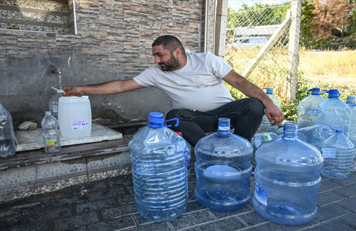 Başkentte su kesintisinden etkilenen vatandaşlar çeşmelerden su dolduruyor