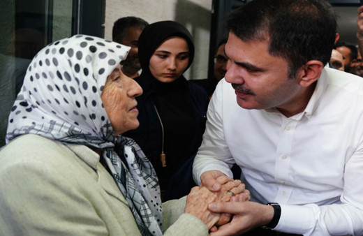 Bakan Kurum'dan Hatay'da depremzede aileye ziyaret: ''Bu memleket sizi unutmayacak!''
