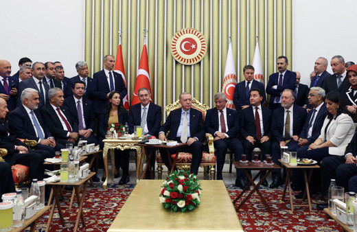 Özgür Özel'den resepsiyondaki CHP'siz fotoğraf açıklaması