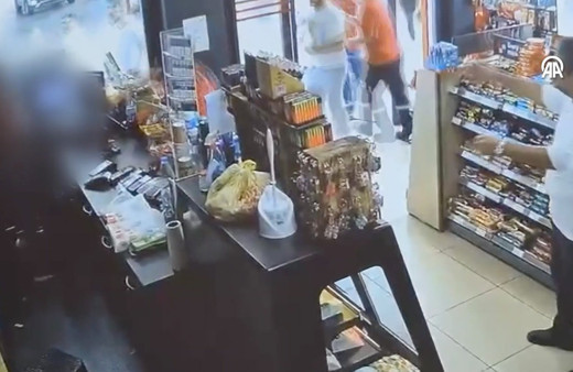 Manisa'da eski eşin gözü döndü kucaktaki bebeğe aldırmadı markette ikisini de bıçakladı