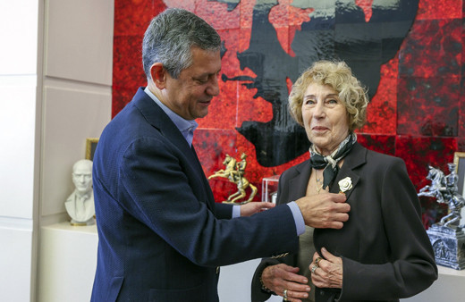 Ayşe Kulin, CHP'ye üye oldu! Rozetini Özgür Özel taktı