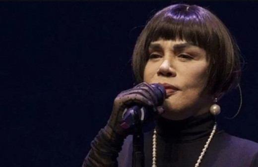 Kedisinin yasını sürüyordu! Pop müziğin minik serçesi yürüyüşte görüntülendi