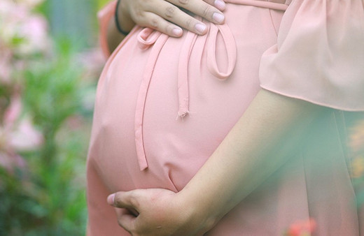 Karın ağrısı ile acile başvurdu doğum yaptı! Annesi haberi alınca bayıldı