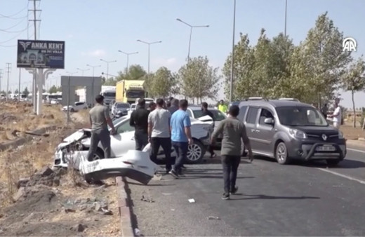 Diyarbakır'da can pazarı! Zincirleme trafik kazasında 12 kişi yaralı