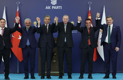 4 ayrı partiden 7 belediye başkanı AK Parti'ye katıldı cumhurbaşkanı Erdoğan taktı