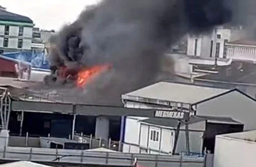 Ataşehir'de bir fabrikada çıkan yangına müdahale ediliyor