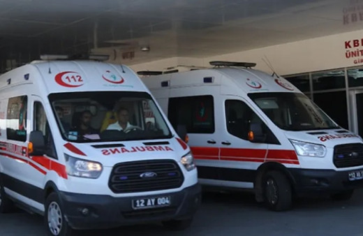 İzmir'de trafik kazası! Midibüsle çarpışan otomobilin sürücüsü yaşamını yitirdi