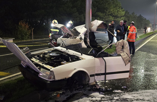 Tekirdağ'da direğe çarpan otomobil ikiye bölündü