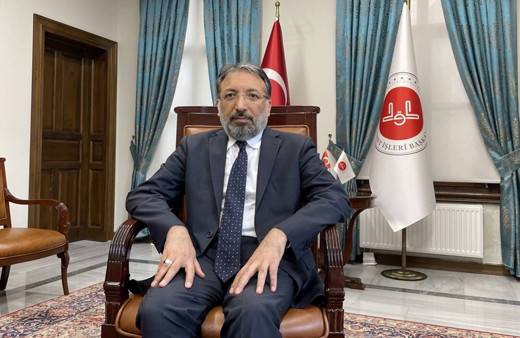 Yeni Dİyanet İşleri Başkanı Safi Arpaguş makamında başının üzerine Atatürk resmi astı