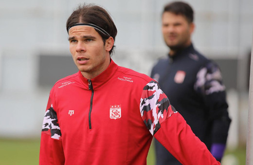 Sivasspor'un orta saha oyuncusu Charisis, kentte en çok vergi veren 2. isim oldu