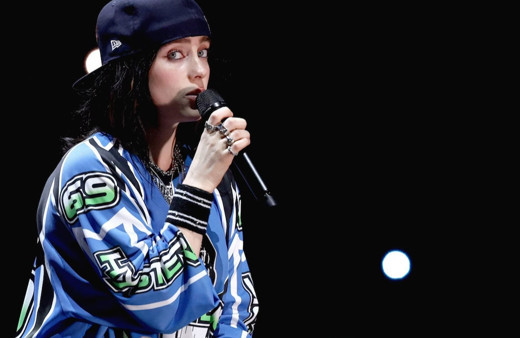 Dünyaca ünlü şarkıcı sahnede saldırıya uğradı...