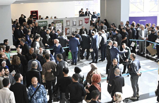 Ankara Kitap Fuarı’nda Hasan Doğan’a yoğun ilgi! Kuyruklar oluştu