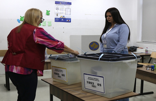 Kosova'da halk yerel seçim için sandık başında