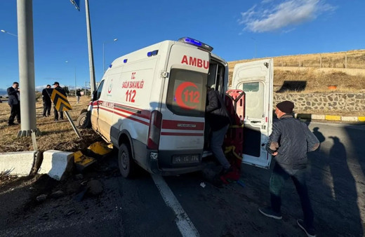 Ağrı'da ambulans ile kamyonetin çarpışması sonucu 7 kişi yaralandı