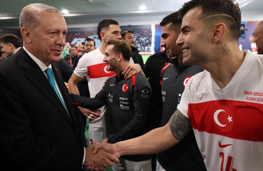 Cumhurbaşkanı Erdoğan maç sonu soyunma odasına indi, futbolcuları böyle tebrik etti
