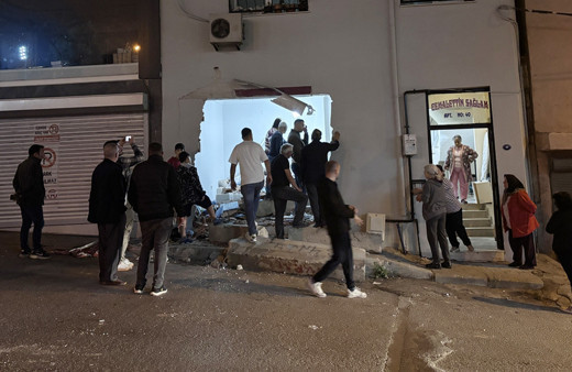 İzmir'de kamyon evin odasına girdi belediyeye yolu değiştirin çağrısı