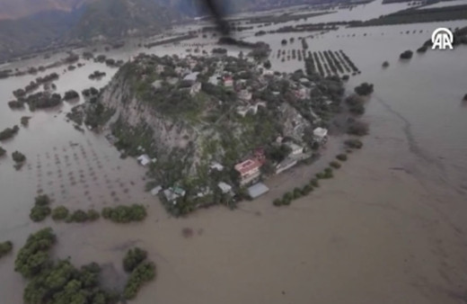 Şiddetli yağış nedeniyle blanço ağırlaşıyor! Hayatını kaybedenlerin sayısı 72'ye çıktı
