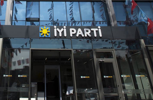 İYİ Parti kongresinde arbede çıktı! Elini kürsüye vurunca...