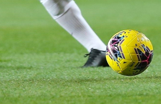 Maç hakeme isabet eden madde nedeniyle tatil edildi