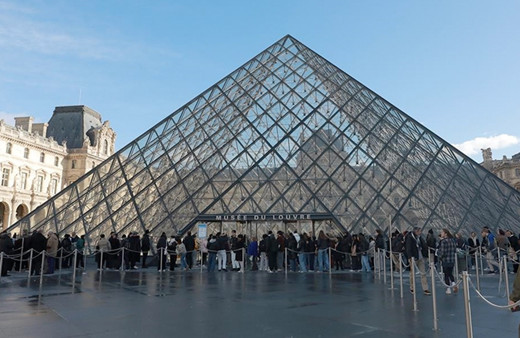 Paris'te dünyaca ünlü Louvre Müzesi'nde tarihi mücevherler çalındı
