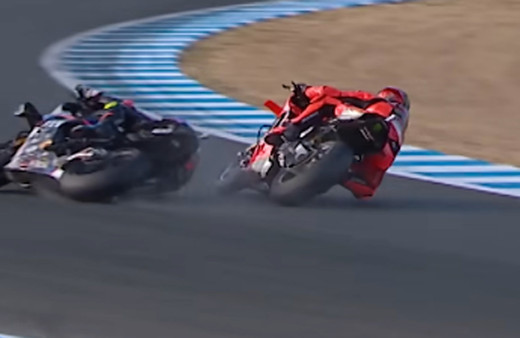 Toprak Razgatlıoğlu'nun şampiyonluğu ilan edeceği yarışta rakibi arkadan çarpıp yarış dışına itti