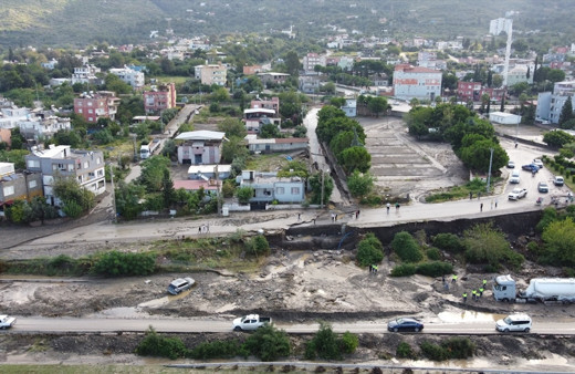 Hatay'da sağanak hayatı felç etti! Araçlar yolda mahsur kaldı...