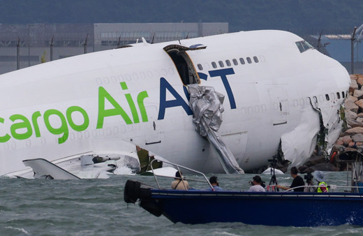 Türk şirketine ait kargo uçağı Hong Kong'e inerken pistten çıktı denize sürüklendi: 2 ölü