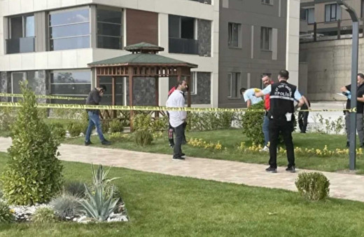 Site bahçesinde bıçaklı kavga! Çok sayıda yaralı var...