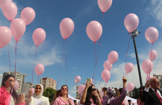 Meme kanseri giderek yayılıyor! Farkındalık için gökyüzüne pembe balonlar bırakıldı