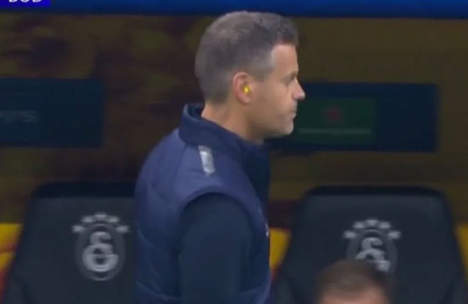 Kjetil Knutsen, kulak tıkacı taktı