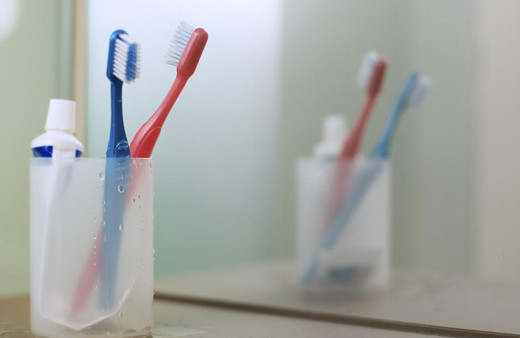 Diş fırçanızı böyle saklıyorsanız dikkat! Bakteri yuvasına dönüşebilir...