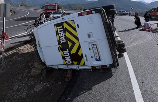 Minibüs devrildi! Çok sayıda yaralı var