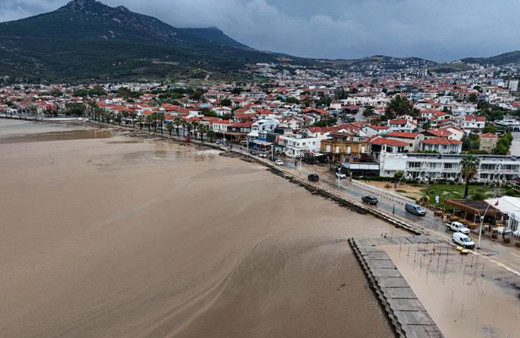 Foça'da derede kaybolan vatandaşı arama çalışmaları sürüyor