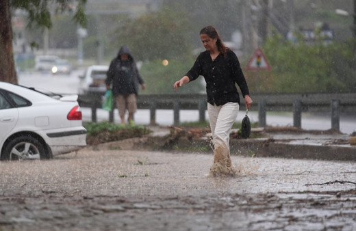 İzmir Foça'da yağmurla dere taştı! Belediye Başkanı yardım istedi