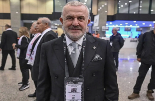 Beşiktaş Kulübü'nün yeni divan kurulu başkanı Ahmet Ürkmezgil mazbatasını aldı