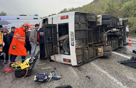Bartın'da işçi servisi devrildi: 1 ölü, 19 yaralı