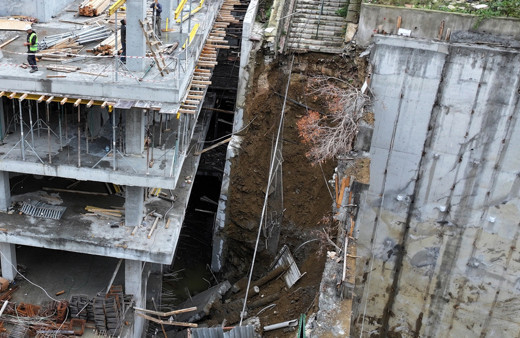 Beşiktaş'ta inşaat halindeki binanın istinat duvarı yıkıldı