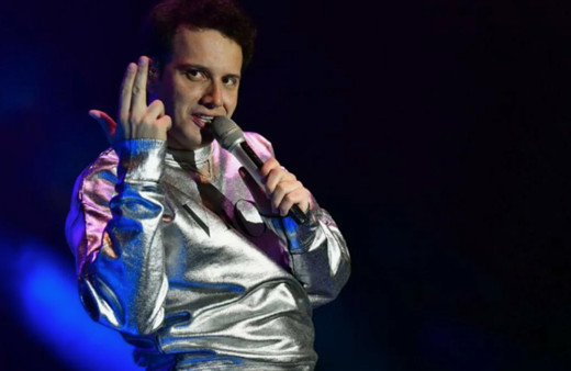 Şarkıcı Edis'ten hayranlarını üzen hareket! Sahnede zor anlar yaşadı, hastalığını itiraf etti! Açtı gösterdi