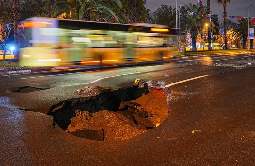 İstanbul'da sağanak etkili oldu Vatan Caddesi'nde 3 metre derinliğinde çukur oluştu bodrum katları su bastı